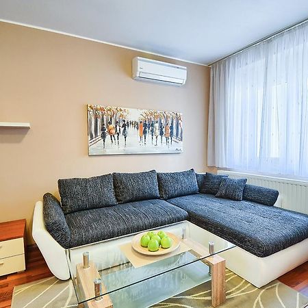 E&E Apartment Arena With Free Private Parking 普拉 外观 照片