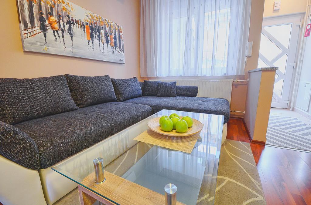 E&E Apartment Arena With Free Private Parking 普拉 外观 照片